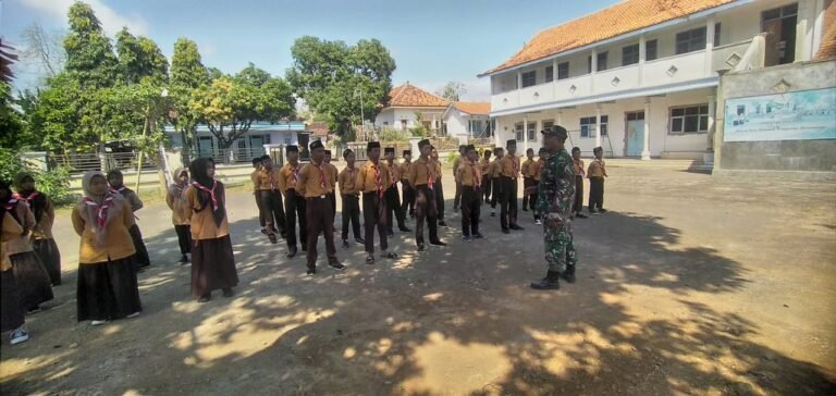 Anggota Koramil 0825/15 Wongsorejo Bekali Siswa Dengan Wasbang dan PBB di MTS Darul Huda