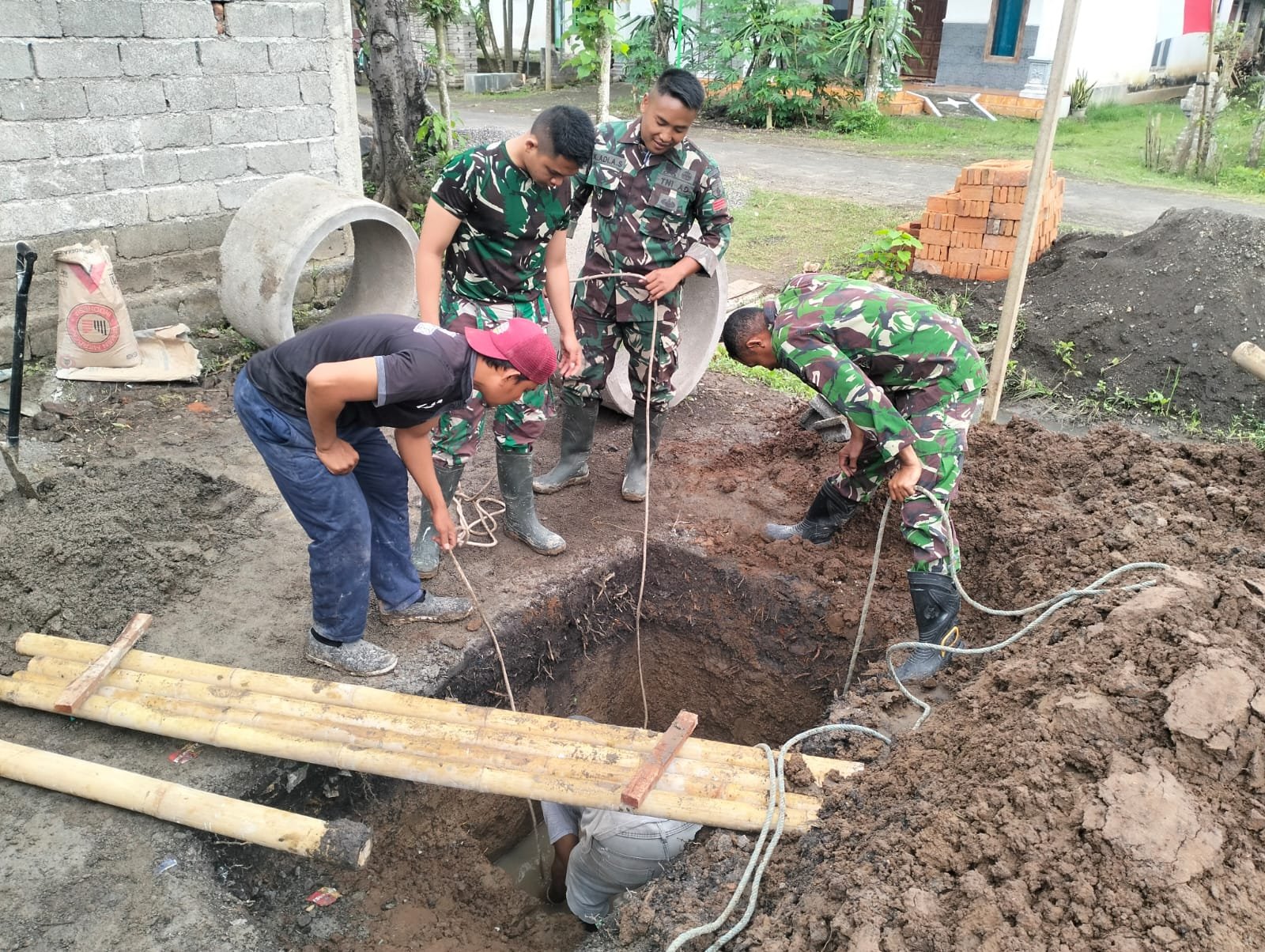 Gotong Royong Tanpa Lelah, Babinsa Siliragung Dan Satgas TMMD 125 Kerahkan Tenaga Penuh Untuk Pembangunan MCK