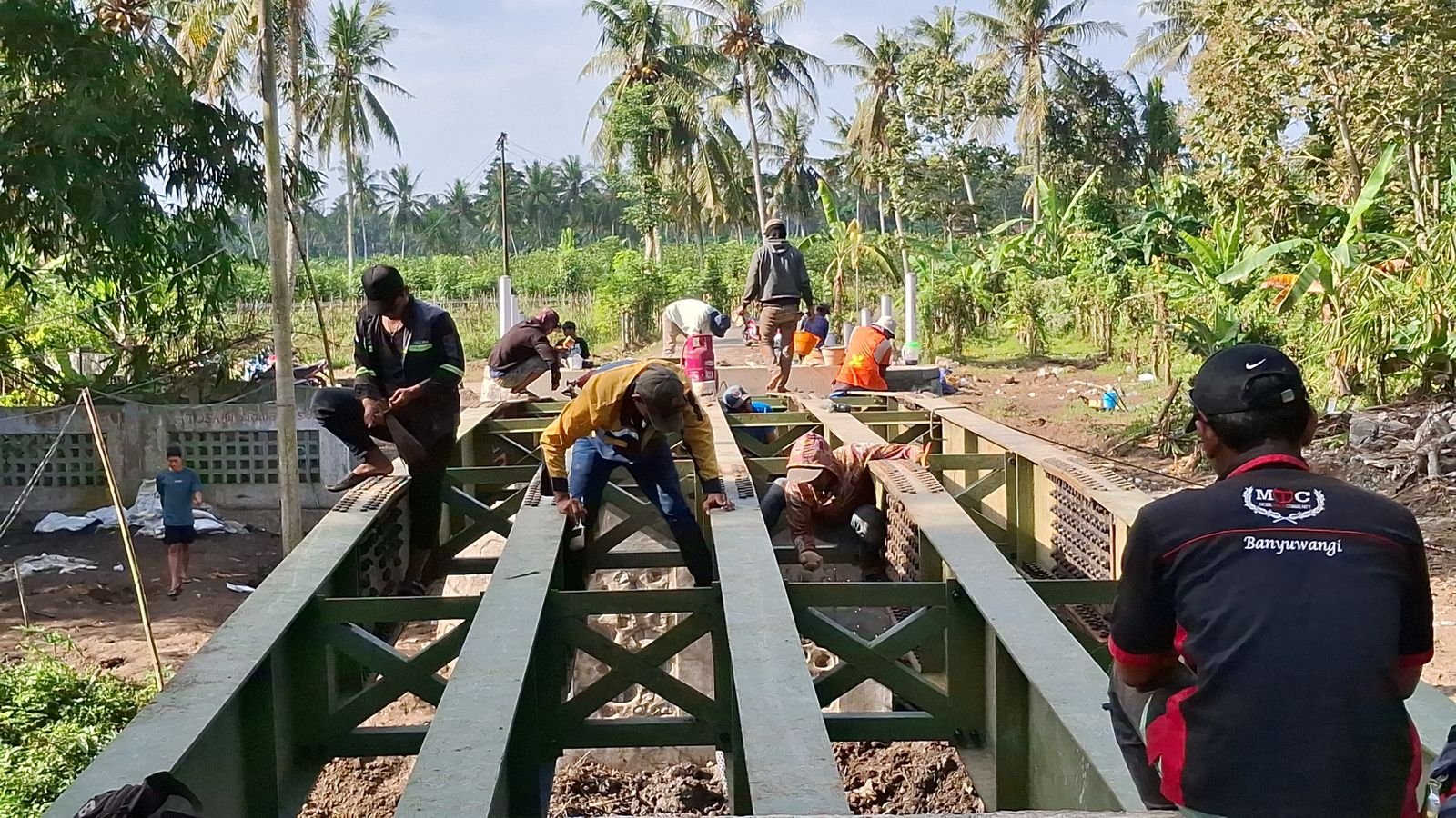 Proyek Jembatan TMMMD Disambut Meriah, Warga Ramai-Ramai Pantau Progres Pembangunan