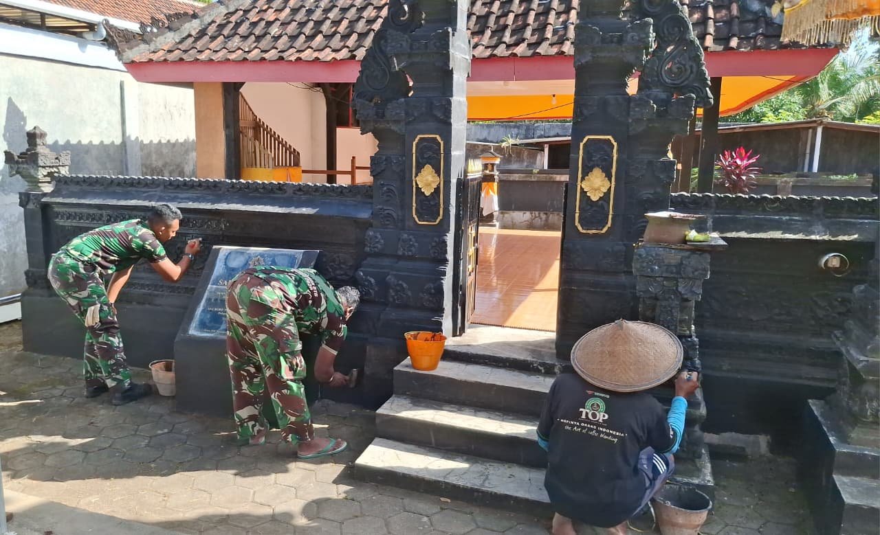 Merajut Kebersamaan di Desa Siliragung: Satgas TMMD ke-125 dan Warga Bersatu Mengecat Pura, Simbol Kuat Toleransi Beragama