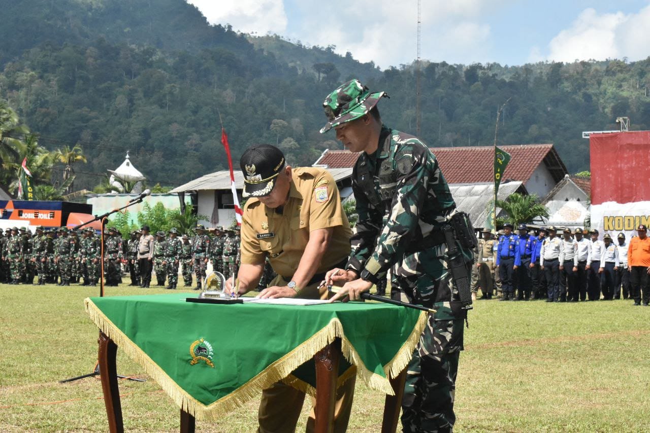 DANDIM 0818/MALANG-BATU RESMI TANDATANGANI NASKAH TMMD KE-126 BERSAMA BUPATI MALANG
