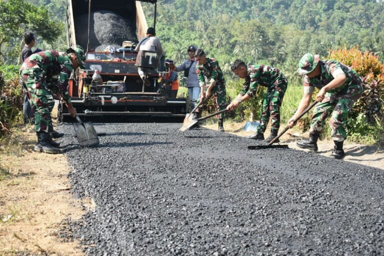 anggota Satgas TNI Manunggal Membangun Desa (TMMD) ke-126 Kodim 0818/Malang Batu melaksanakan pengaspalan jalan di Dusun Sukomaju, Desa Lebakharjo, Kecamatan Ampelgading, Kabupaten Malang