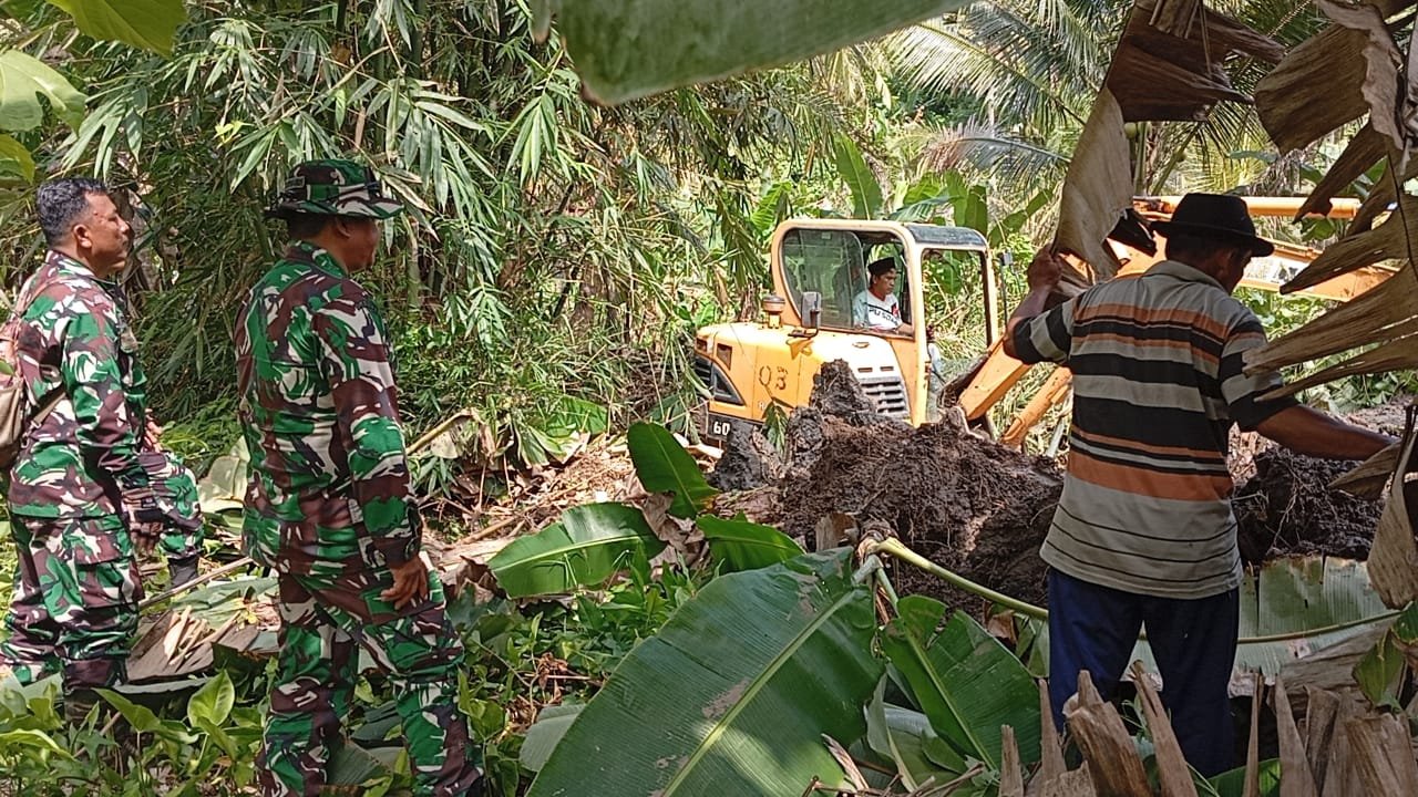 pengerjaan normalisasi aliran sungai dari Bukit Antrokan sepanjang 1,3 kilometer di Dusun Lebaksari pada TMMD 126 Lebakharjo, Kecamatan Ampelgading telah mencapai 30 Persen.