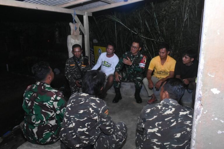 Letkol Czi Bayu Nugroho, bersama warga duduk bersama di pos siskamling desa Lebakharjo.