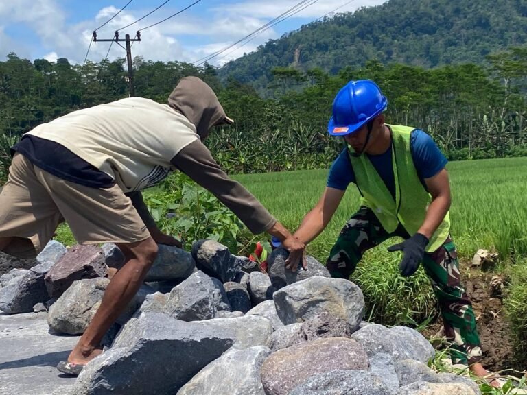 Satgas TNI Manunggal Membangun Desa (TMMD) ke-126 Kodim 0818/Malang-Batu terus menunjukkan semangat pengabdian di Desa Lebakharjo.
