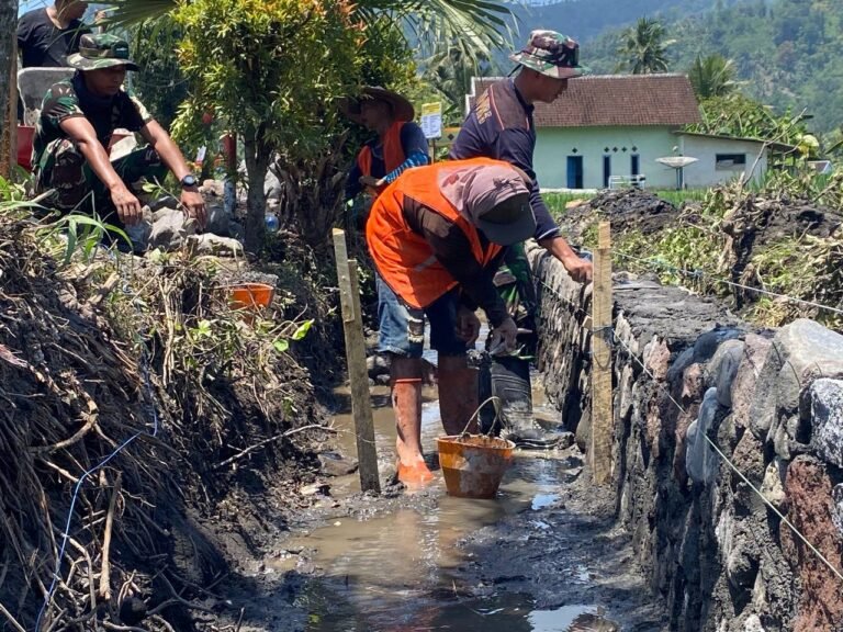 Dalam rangka mendukung kelancaran program TNI Manunggal Membangun Desa (TMMD) ke-126, Satgas TMMD Kodim 0818/Malang-Batu terus melaksanakan kegiatan fisik berupa pembangunan drainase.