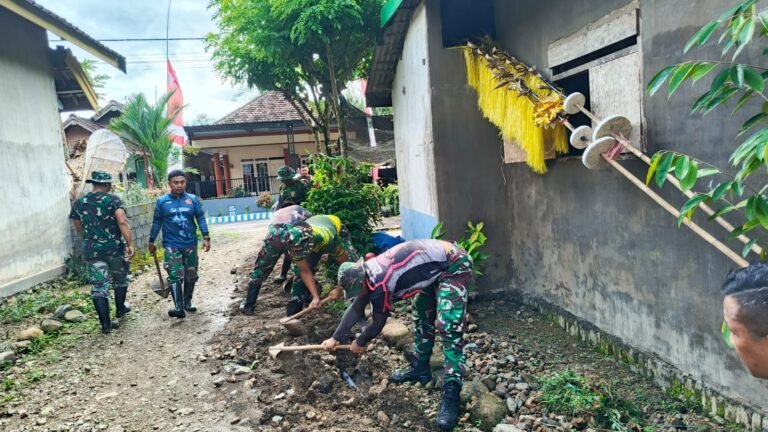 Serka Agus Widodo, anggota Satgas TMMD dari Yon Armed 1/AY/2/2 Kostrad, bersama personel lainnya tanpa kenal lelah melanjutkan pekerjaan penggalian jalur pipanisasi.