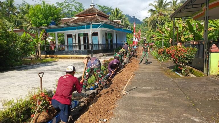 Salah satu sasaran fisik yang tengah digarap adalah penggalian jalur pipanisasi untuk memenuhi kebutuhan air bersih warga di wilayah Desa Lebakharjo