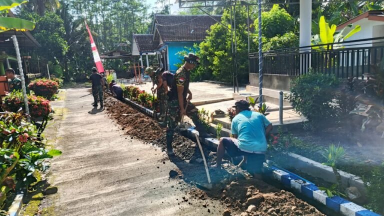 Anggota Satgas Yonarmed 1/AY/2/2 Kostrad “Gas Pol” Gali Pipanisasi Air Bersih di Lebakharjo