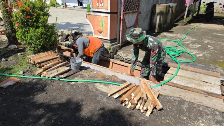 Anggota Satgas TMMD dari Yonarmed 8/Udhata Yudha bersama masyarakat setempat bahu-membahu mempercepat pengerjaan sasaran fisik utama, yaitu pembangunan drainase vital