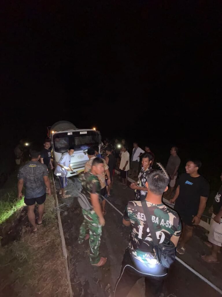 Warga bersama Satgas TMMD 126 bahu membahu mengerjakan pengecoran jalan usaha tani sepanjang 220 meter, lebar 2,5 meter dan tinggi 25 sentimeter