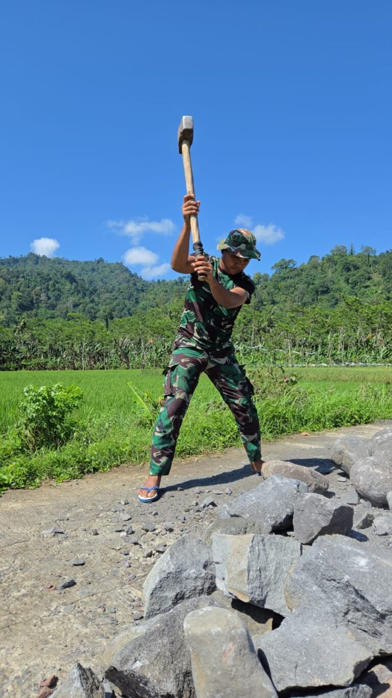 “Keterbatasan Bukan Halangan: Prajurit TMMD Bangun Irigasi demi Harapan Petani Lebakharjo