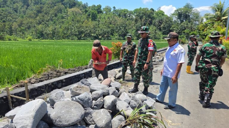 Komandan Satuan Tugas (Dansatgas) TNI Manunggal Membangun Desa (TMMD) ke-126 Kodim 0818/Malang-Batu, Letkol Czi Bayu Nugroho, turun langsung ke lapangan untuk meninjau progres pembangunan drainase