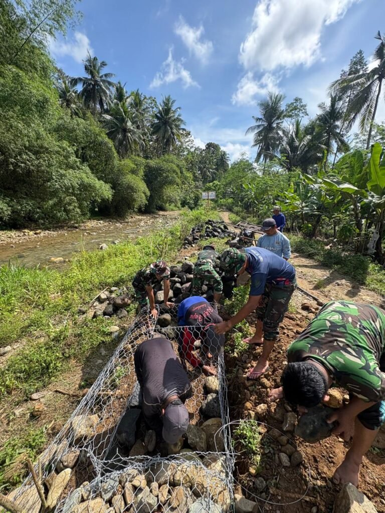 Anggota Satuan Tugas TNI Manunggal Membangun Desa (TMMD) ke-126 Kodim 0818/Malang-Batu yang berasal dari AURI terus melanjutkan pekerjaan pemasangan bronjong batu di Dusun Sukomaju B, Desa Lebakharjo, Kecamatan Ampelgading, Kabupaten Malang