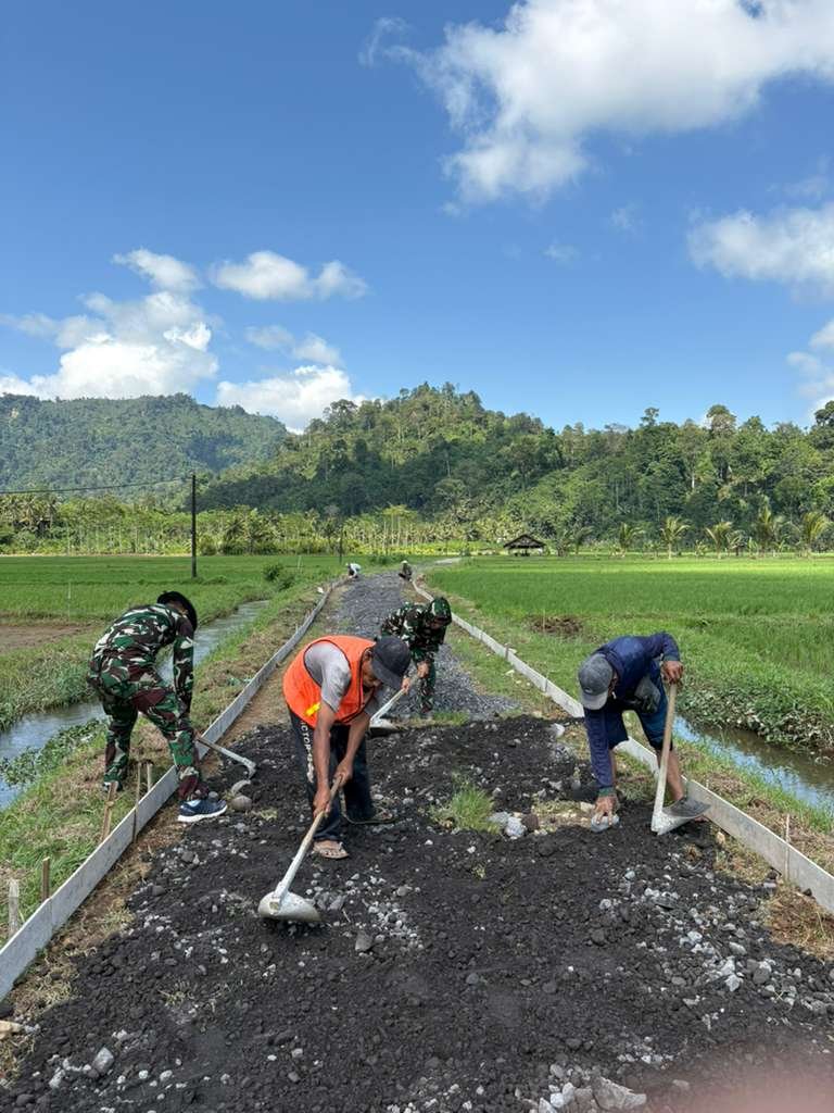 nggota Satuan Tugas (Satgas) TNI Manunggal Membangun Desa (TMMD) ke-126 Kodim 0818/Malang-Batu, Personel dari Auri bahu-membahu bersama masyarakat setempat mencangkul dan meratakan tanah.