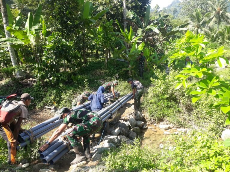 Satuan tugas (Satgas) dari Yonarmed 1/AY/2/2 Kostrad bergerak cepat mendistribusikan material pipa untuk instalasi pipanisasi air bersih di Dusun Sukomaju B, Desa Lebakharjo, Kecamatan Ampelgading.