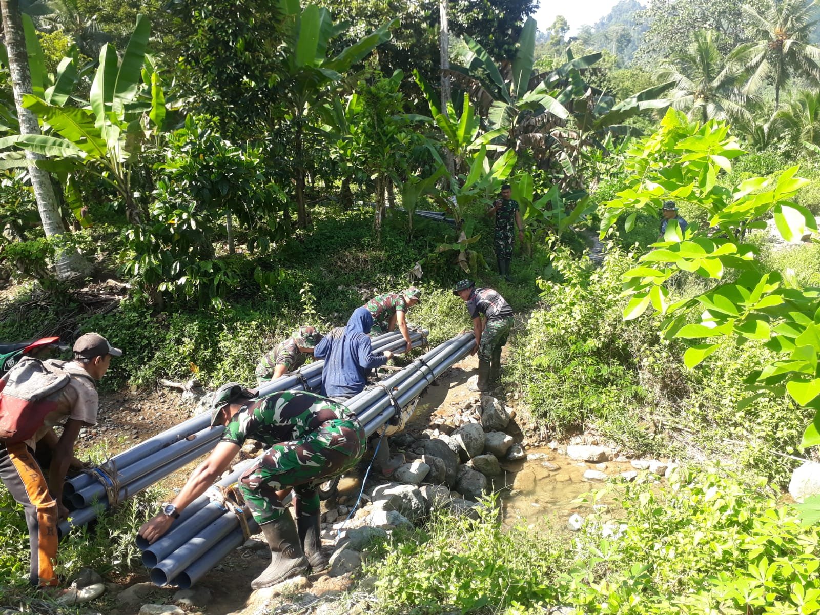 Satuan tugas (Satgas) dari Yonarmed 1/AY/2/2 Kostrad bergerak cepat mendistribusikan material pipa untuk instalasi pipanisasi air bersih di Dusun Sukomaju B, Desa Lebakharjo, Kecamatan Ampelgading.