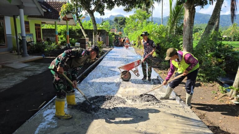 Satgas TNI Manunggal Membangun Desa (TMMD) ke-126 Kodim 0818/Malang-Batu dari Yonzipur 5/Abw, saat mereka bersama-sama masyarakat Dusun Kerajan 1A, Desa Lebakharjo, Kecamatan Ampelgading, memulai pengecoran rabat beton.