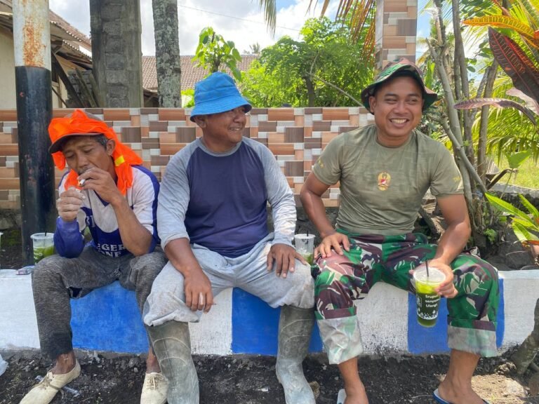 Kebersamaan Satgas TMMD ke-126 dan Warga Lebakharjo, Bukti TNI Menyatu dengan Rakyat.