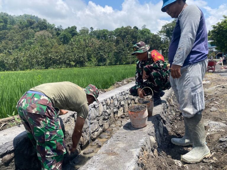 Semangat gotong royong dan kepedulian sosial terpancar jelas Satuan Tugas (Satgas) TNI Manunggal Membangun Desa (TMMD) Ke-126 Kodim 0818/Malang-Batu.