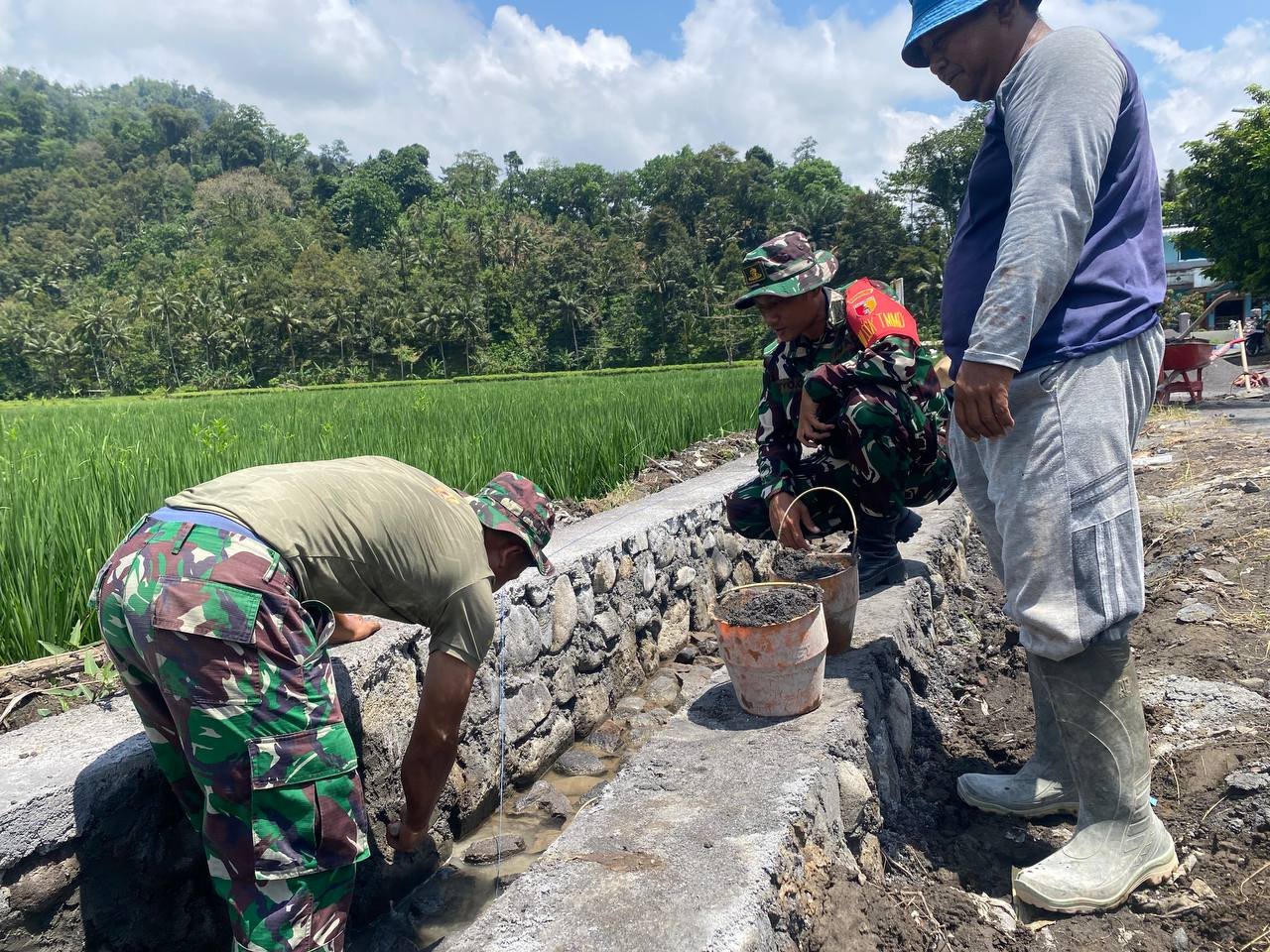 Semangat gotong royong dan kepedulian sosial terpancar jelas Satuan Tugas (Satgas) TNI Manunggal Membangun Desa (TMMD) Ke-126 Kodim 0818/Malang-Batu.