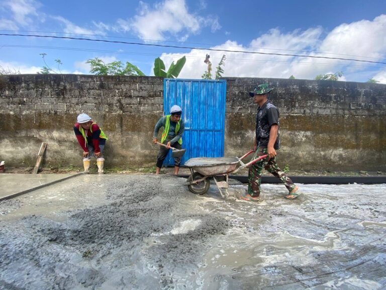Satgas TMMD ke-126 Lebakharjo Laksanakan Pengecoran Jalan di RT 8, Warga Sambut Gembira.