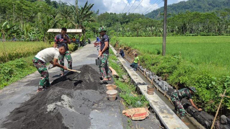 Semangat gotong royong kembali ditunjukkan oleh anggota Satgas TNI Manunggal Membangun Desa (TMMD) Ke-126 Kodim 0818/Malang-Batu