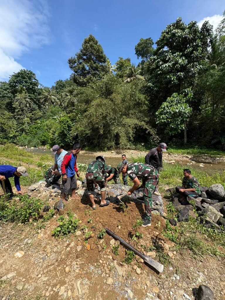 Satgas TMMD Kodim 0818 Perkuat Tebing Sungai di Lebakharjo untuk Mitigasi Bencana.