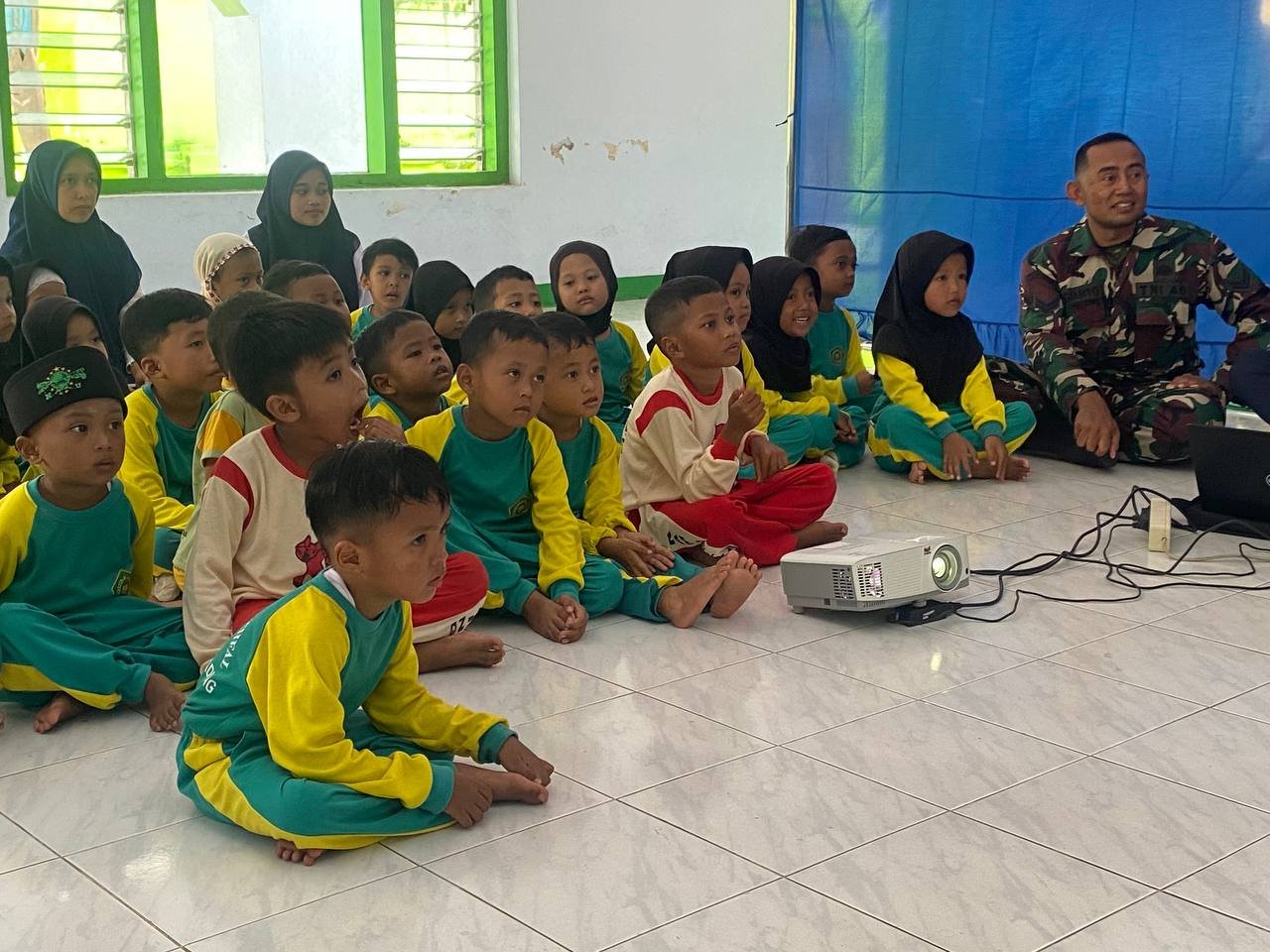 Anak-Anak RA Raudlotul Athfal Antusias Ikuti Sosialisasi Rambu Lalu Lintas Kolaborasi TMMD 126 Lebakharjo dan Dinas Perhubungan.
