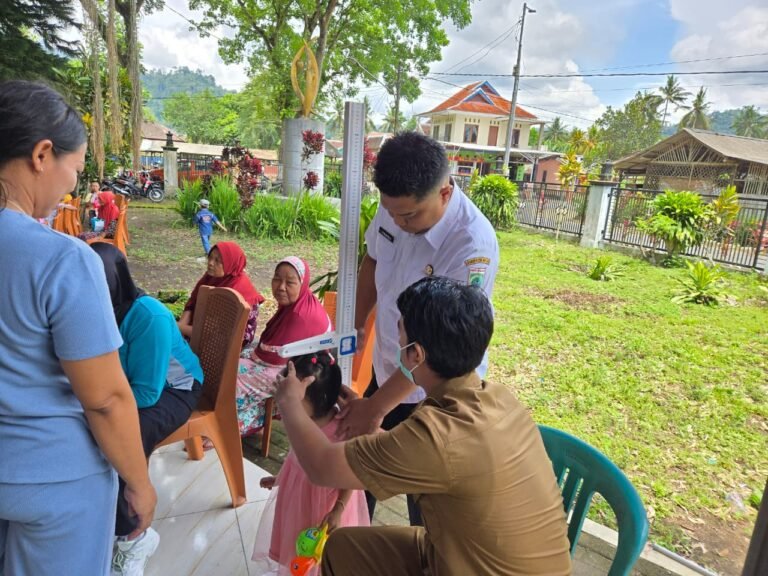 TMMD bukan hanya “membangun desa,” tetapi juga “membangun manusia.” Semangat inilah yang diwujudkan melalui Gerakan Aktifkan Posyandu oleh Dinas Kesehatan Kabupaten Malang, berkolaborasi dengan Satgas TMMD ke-126 Kodim 0818/Malang-Batu.