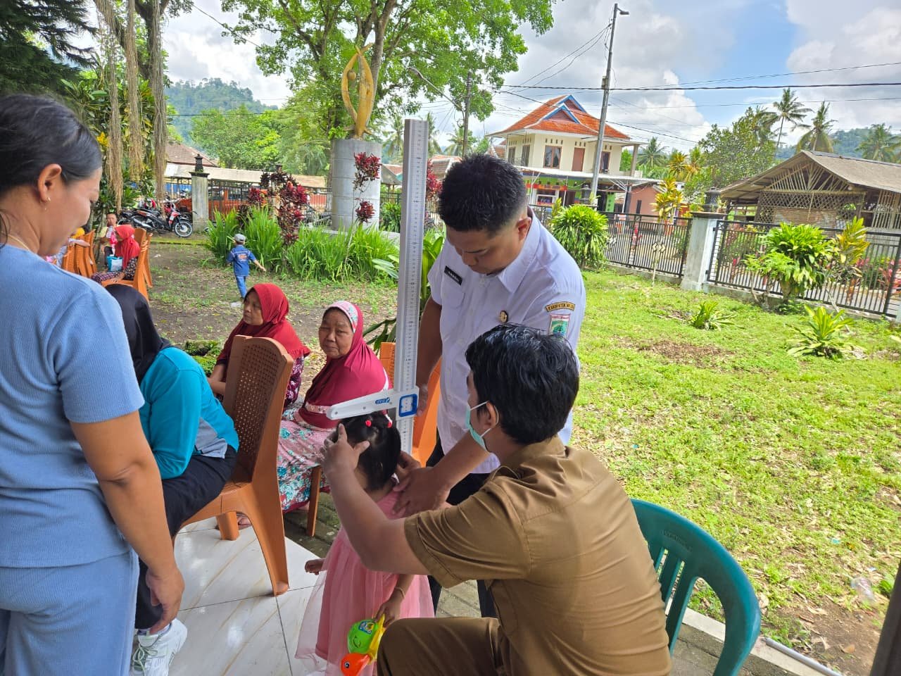 TMMD bukan hanya “membangun desa,” tetapi juga “membangun manusia.” Semangat inilah yang diwujudkan melalui Gerakan Aktifkan Posyandu oleh Dinas Kesehatan Kabupaten Malang, berkolaborasi dengan Satgas TMMD ke-126 Kodim 0818/Malang-Batu.