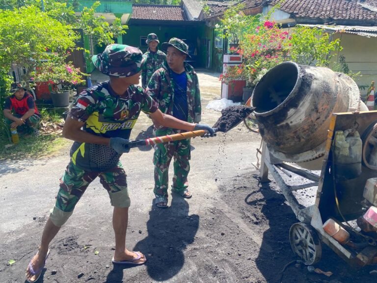 Satgas TNI Manunggal Membangun Desa (TMMD) ke-126 Kodim 0818/Malang-Batu terus menunjukkan semangat kebersamaan dan pengabdian di Desa Lebakharjo, Kecamatan Ampelgading