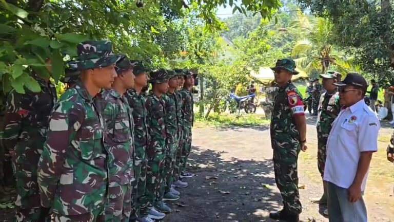 Komandan Satuan Tugas (Dansatgas) TMMD Ke-126 Kodim 0818/Malang-Batu, Letkol Czi Bayu Nugroho, memberikan pengarahan langsung kepada anggota Satgas TMMD di lokasi kegiatan, Desa Lebakharjo