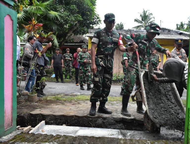 Dansatgas TMMD ke-126 Tinjau Langsung Pekerjaan Drainase di Dusun Krajan