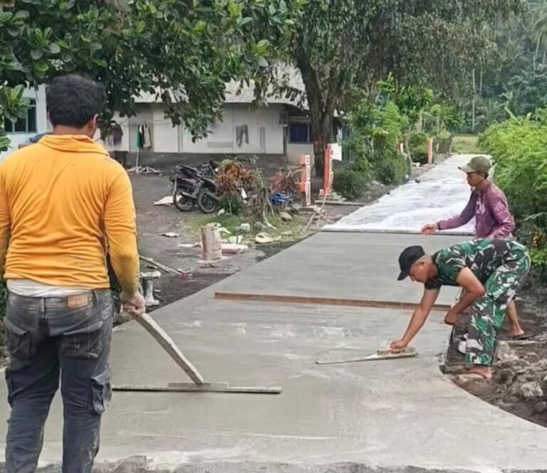 Semangat gotong royong antara Satgas TMMD ke-126 dan masyarakat Dusun Krajan 1A terus mengalir dalam pengerjaan rabat beton.