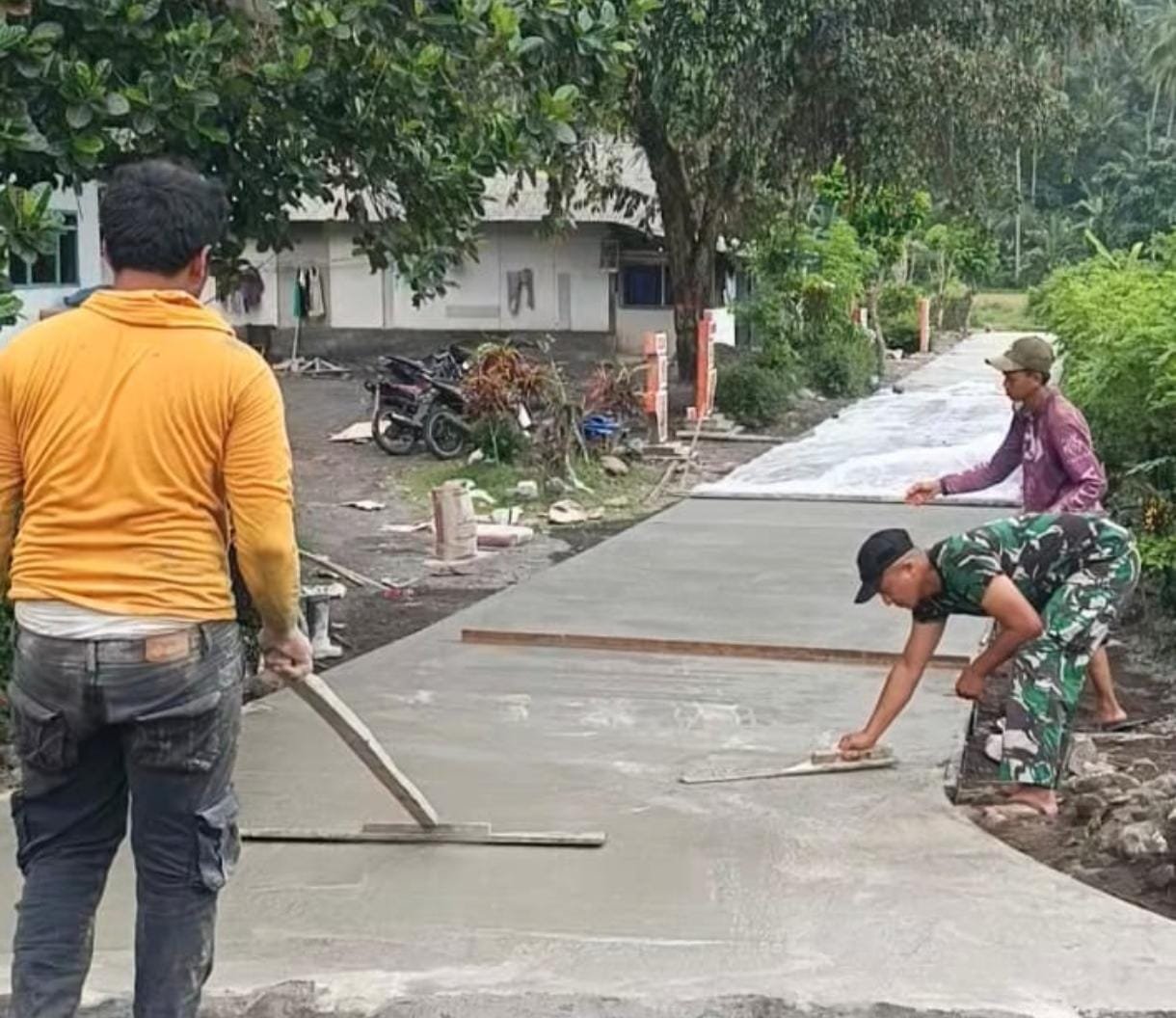 Semangat gotong royong antara Satgas TMMD ke-126 dan masyarakat Dusun Krajan 1A terus mengalir dalam pengerjaan rabat beton.