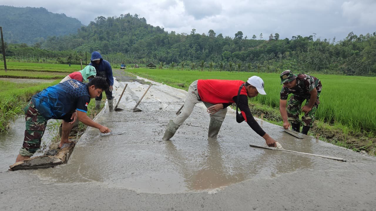 Kolaborasi apik antara Satuan Angkatan Udara Republik Indonesia (AURI) dan warga kembali ditunjukkan melalui percepatan pengecoran jalan usaha tani yang vital bagi masyarakat Dusun Sukomaju B Desa Lebakharjo.