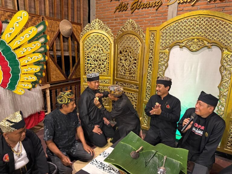 Budaya Satukan TNI dan Rakyat: Danrem 083/Baladhika Jaya Resmi Jadi Anggota Kehormatan KOPAT Banyuwangi