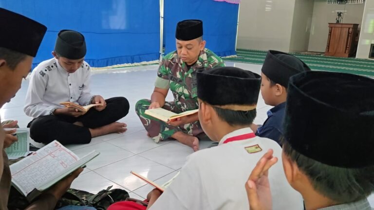  Sertu Edi, anggota Babintal Korem 083/Bdj, mengisi waktu sore dengan mengajar ngaji anak-anak di Masjid Al-Amin, Dusun Krajan 1B, Desa Lebakharjo, Kecamatan Ampelgading, Kabupaten Malang.