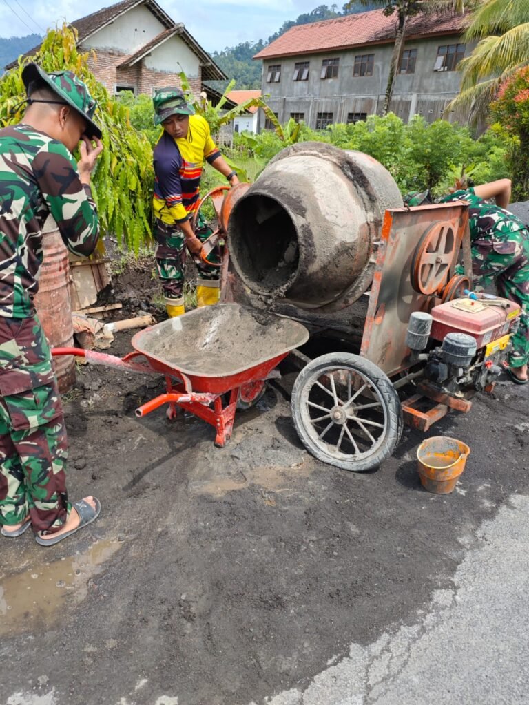 Satuan Yonzipur 5/Abw berhasil menuntaskan sekitar 75 persen pekerjaan drainase di Dusun Karajan 1B, Desa Lebakharjo, Kecamatan Ampelgading, Kabupaten Malang