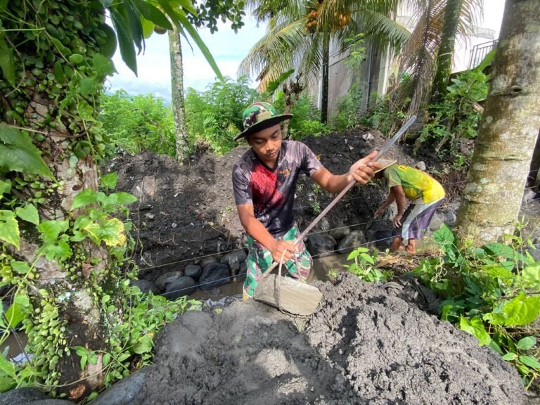 personel Yonzipur 5/Abw bersama prajurit Kodim 0818 dan masyarakat Dusun Krajan 1B, Desa Lebakharjo, Kecamatan Ampelgading, Kabupaten Malang, melanjutkan pekerjaan pembangunan saluran drainase yang menjadi salah satu sasaran fisik utama program TMMD tahun ini.