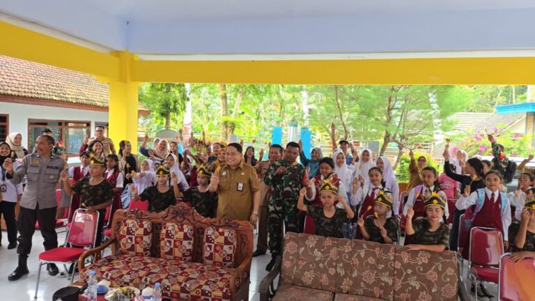 Dinas Perikanan Kabupaten Malang melaksanakan sosialisasi Gerakan Masyarakat Makan Ikan (Gemarikan) di Balai Desa Lebakharjo, Kecamatan Ampelgading, Kabupaten Malang.