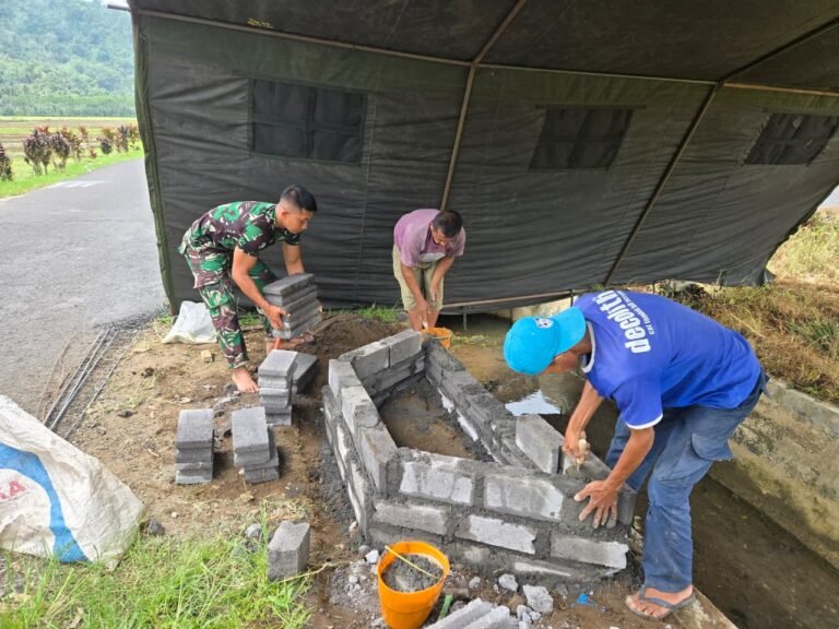 Satgas TMMD Ke-126 Kodim 0818/Malang-Batu yang berasal dari Satuan Yonzipur 5/Abw melaksanakan pembangunan Monumen TMMD di Dusun Krajan 1B.