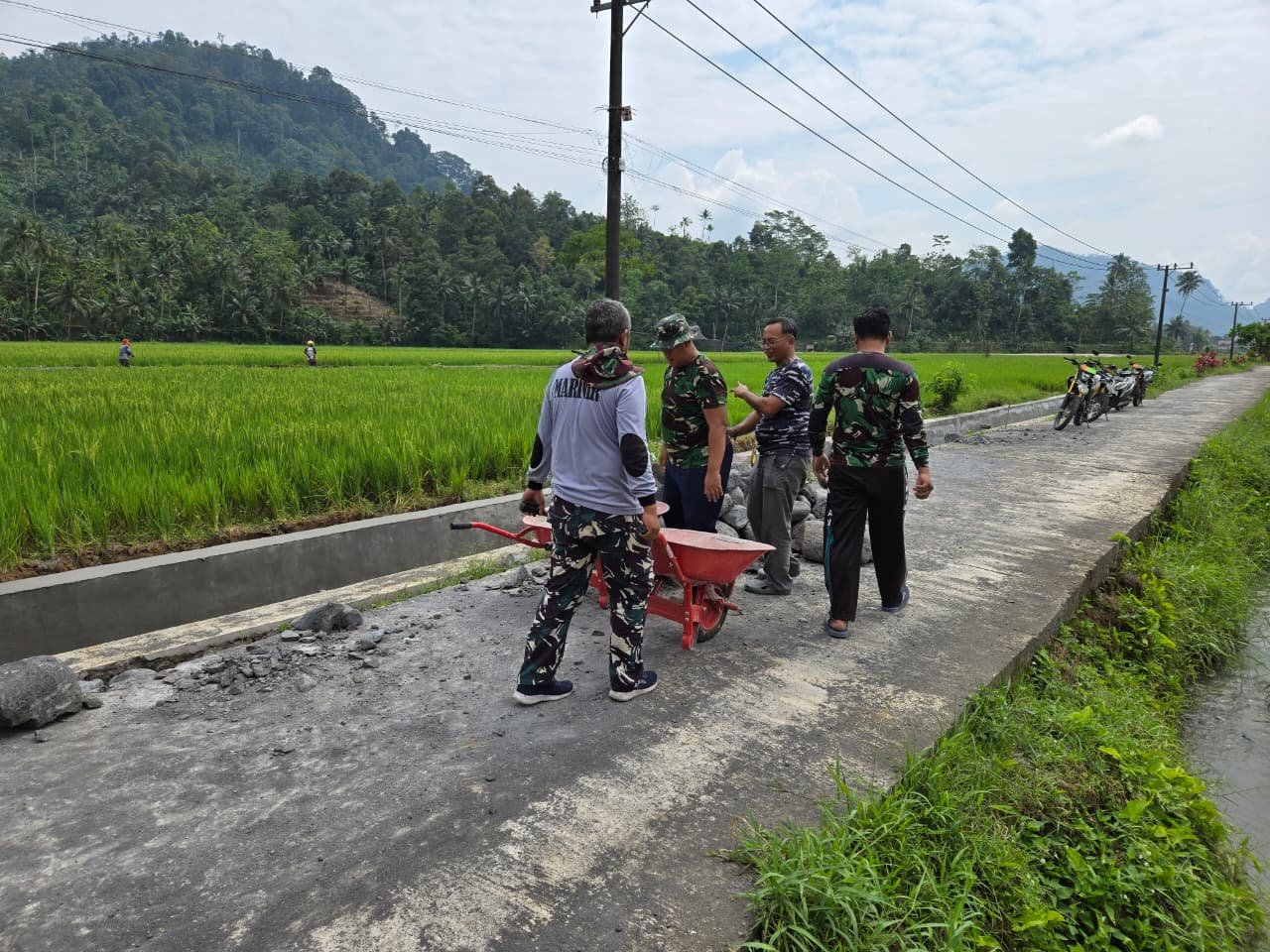 Suara Batu yang jatuh berpadu dengan tawa warga terdengar akrab di Dusun Krajan II, Desa Lebakharjo, Kecamatan Ampelgading