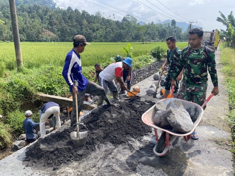 Satuan Tugas (Satgas) TNI Manunggal Membangun Desa (TMMD) ke-126 di Desa Lebakharjo, Kecamatan Ampelgading, Kabupaten Malang, mempercepat pengerjaan fisik saluran irigasi yang menjadi salah satu sasaran utama program.