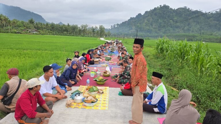 Sebagai bentuk rasa syukur, masyarakat bersama TNI dan perangkat desa menggelar tasyakuran sederhana di lokasi kegiatan