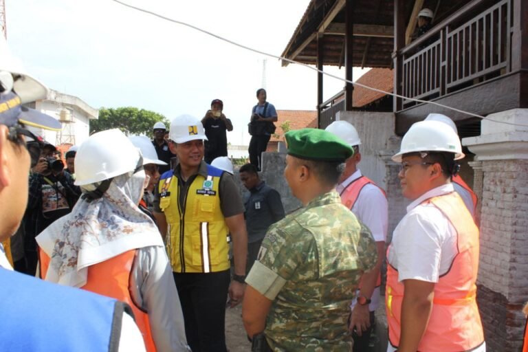 Dandim Banyuwangi Dampingi Menteri Infrastruktur dan Pembangunan Kewilayahan Tinjau Revitalisasi Pasar dan Inggrisan