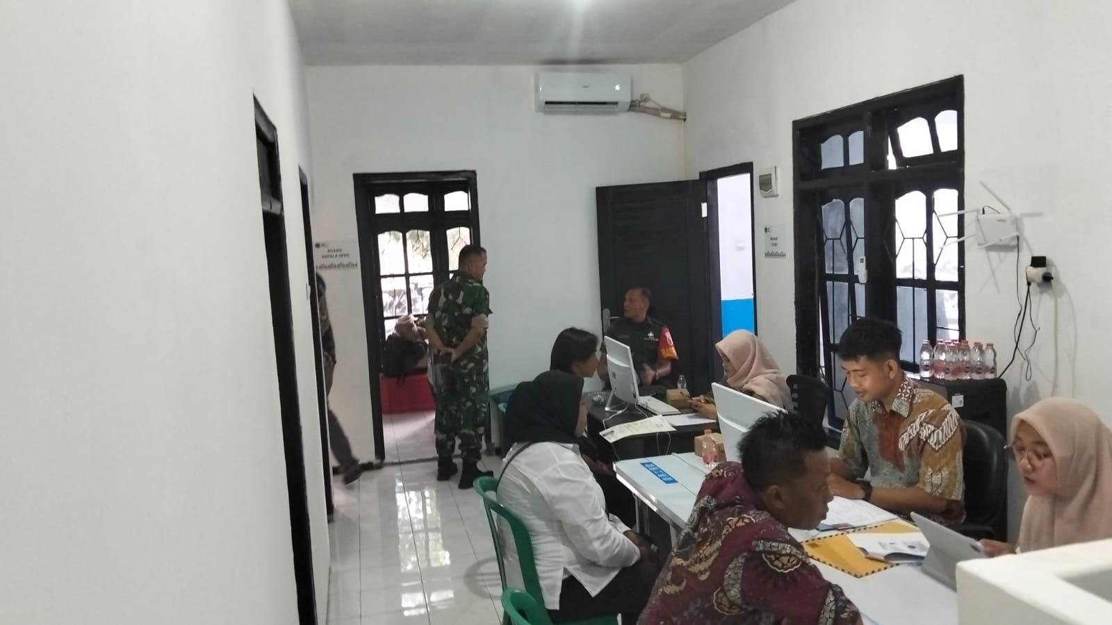 Puluhan Warga Berebut Jadi Relawan ‘Dapur Bergizi’ di Srono, Danramil Turun Langsung Pantau Proses Seleksi