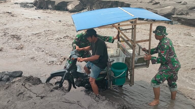 TNI Bantu Warga Lintasi Sungai Sumber Langsep, Wujud Kepedulian Satgas Pasca Erupsi Semeru