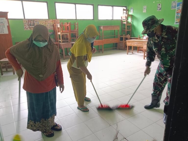 Bati Tuud Koramil Pronojiwo dan Satgas Bersihkan Ruang Kelas untuk Pulihkan Aktivitas Pengungsi